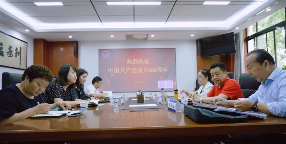 会上,殷彦平以时间轴为主线,详细介绍了丝促会的发展历程,并对重大