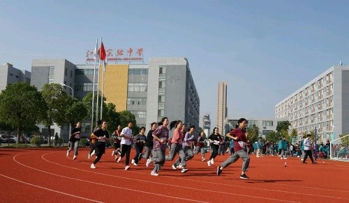 并且芜湖市三山区教育局和芜湖市江南实验中学至今没有告诉他们跳楼