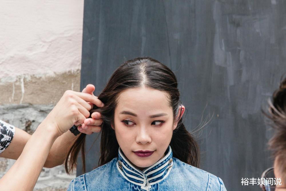 据了解杨淇早年的时候曾被导演陈果发掘,拍广告出身,之后投身演艺界拍