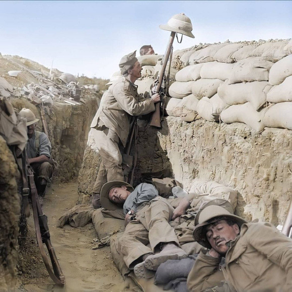 意大利士兵正在尝试听到奥地利人的飞机,这种装置据说可以听到5公里外