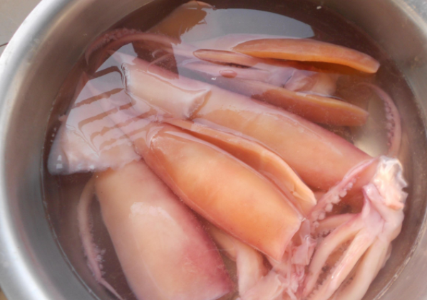 泡发干鱿鱼用清水?万万不对,卖海鲜大嫂:多加2料,劲道有弹性_腾讯新闻