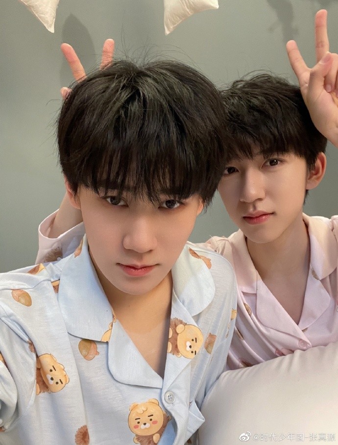 tnt成员为贺峻霖庆生刘耀文晒合影将门框p歪宋亚轩连续两年陪其庆生