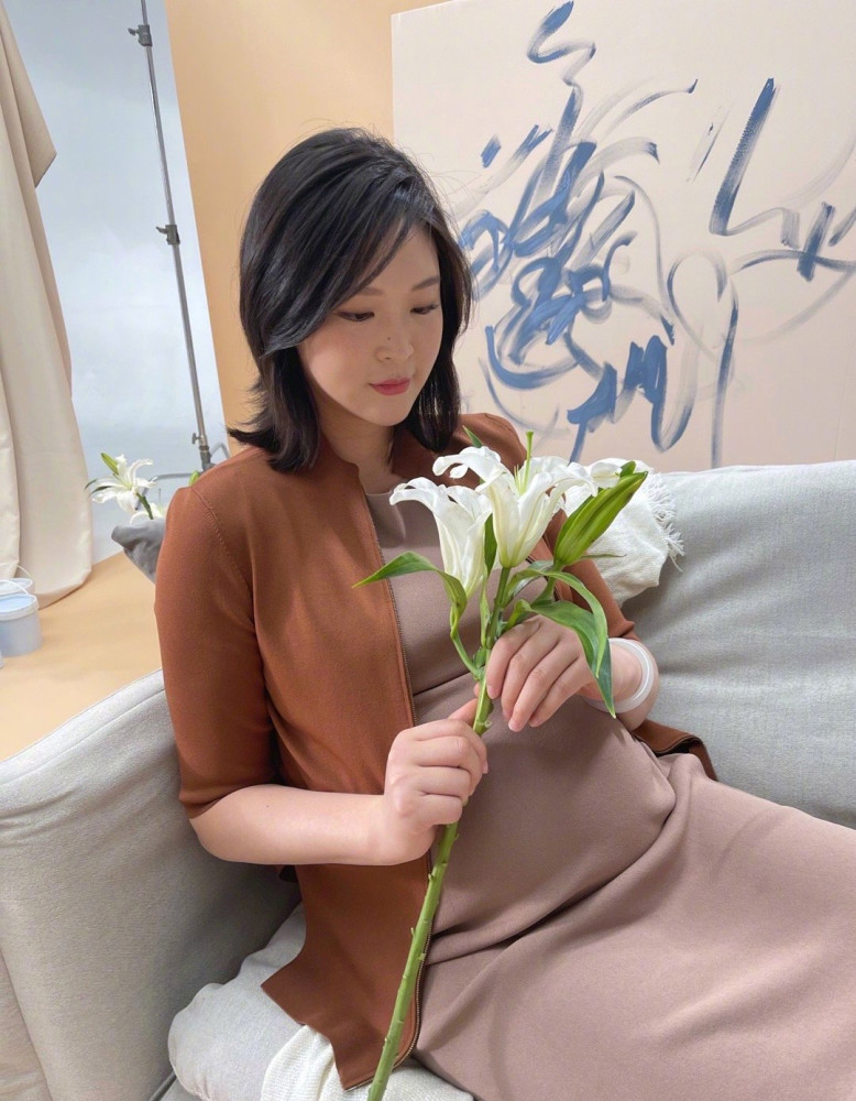 惠若琪晒大肚孕照,人美腿长状态好,圆圆肚子网友盲猜怀的女孩_腾讯