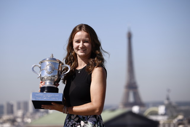 (外代二线)网球——法网:克雷吉茨科娃展示女单冠军奖杯