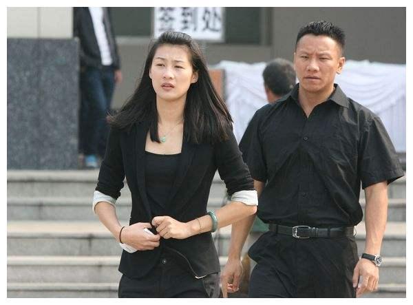 郭晶晶参加初恋王克楠葬礼,陈若琳抱不平,妻子抱4个月女儿痛哭