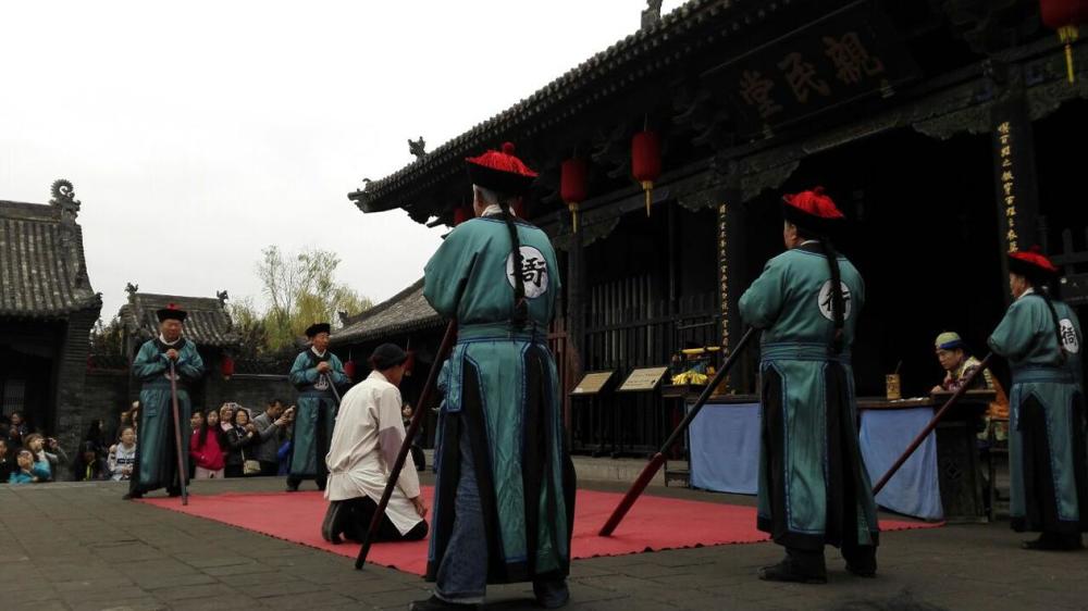 立马到县衙,见了县令,让县令派了一些腿脚利索的衙役在四更的时候出城