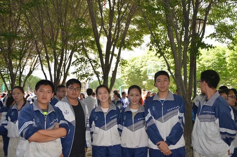 我们是一中使用老校服的最后一届学生.