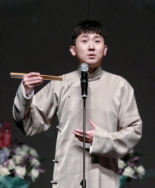 郭德纲徒弟疑似恋情曝光深夜载女生郊区爬山举止亲密挽手热聊