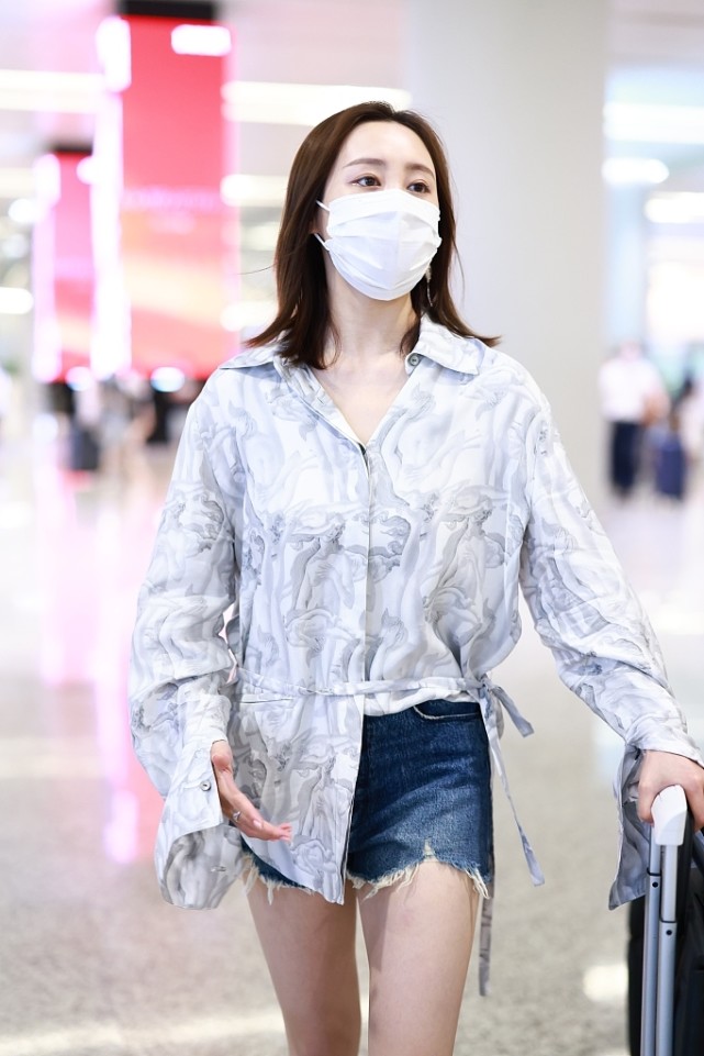 李纯对镜头比心挥手亲和力满分 水墨风衬衫配短裤清凉养眼|李纯