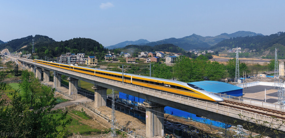 那么,如果将来武西高铁,郑万高铁,呼南高铁这三向时速350公里的高铁