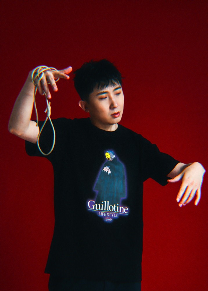 尚九熙被曝与女子牵手约会开百万豪车接对方赏景搂抱靠肩太甜