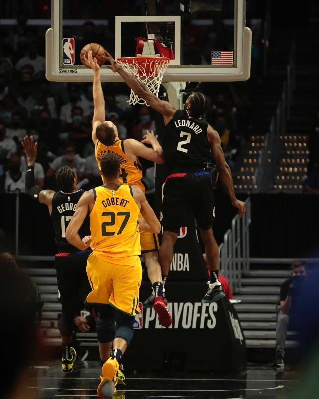 记者会上,恩比德看到莱昂纳德完成神奇隔扣被惊到"我的天呐"脱口而出