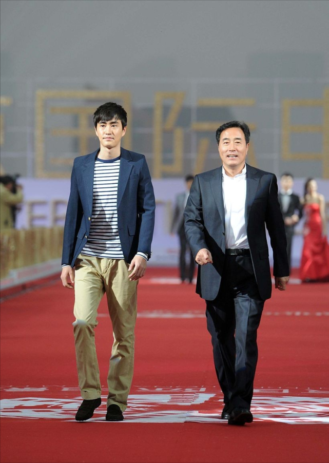 杨立新杨玏父子太朴实穿搭简约没架子低调风格有点亲民