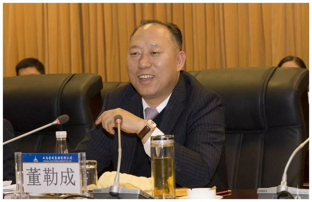 至此,董勒成的财富帝国横跨酒店服务,航空,路桥,房地产等众多行业,据