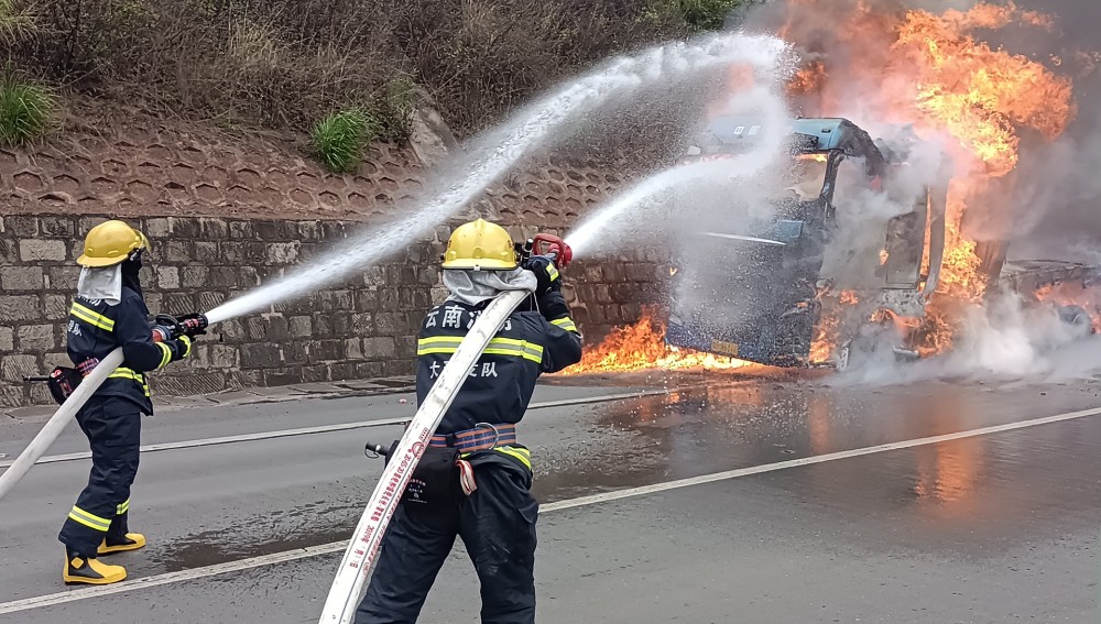 大理永平快递车辆发生大火消防快速出警灭火