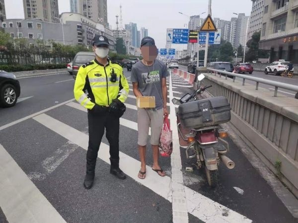 江汉交警查获违法摩托车现场.