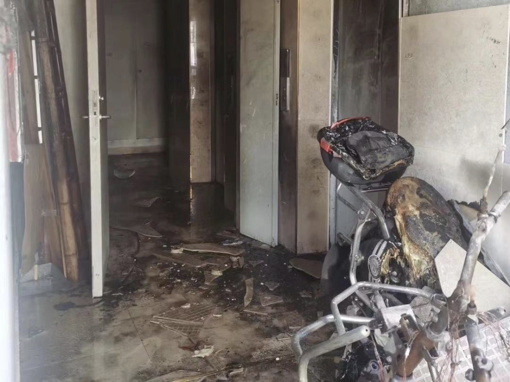 起火原因现场惨不忍睹……一住户的电动车爆炸其中一栋楼的15层福州仓