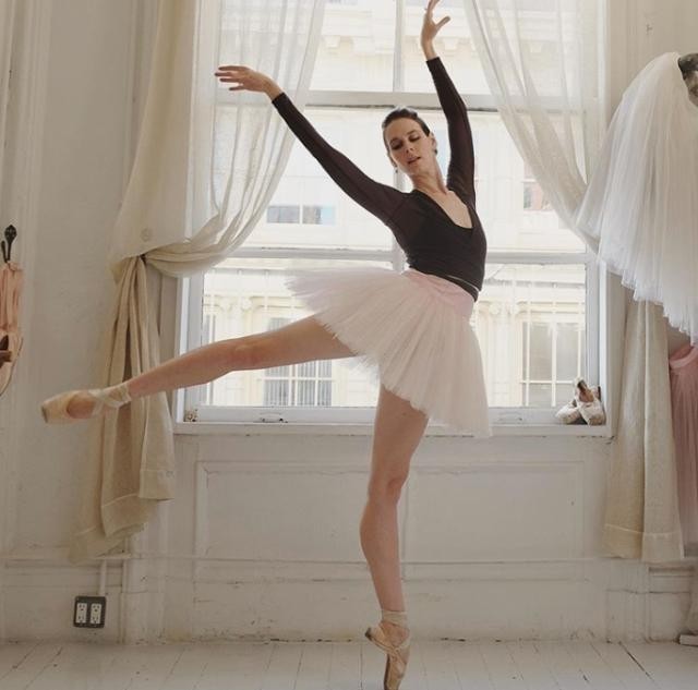 国外美女教练晒4胎照挺巨大孕肚跳芭蕾影后超模都曾是其客户