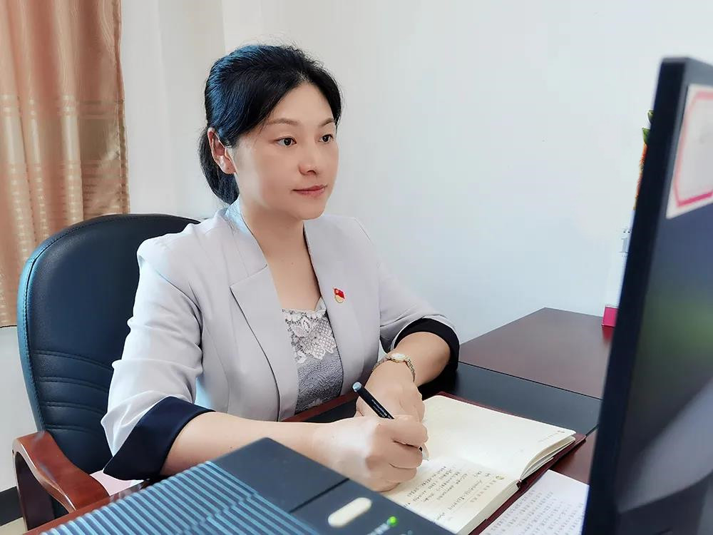 孙晓燕与丈夫均为转业军人,家在外地.