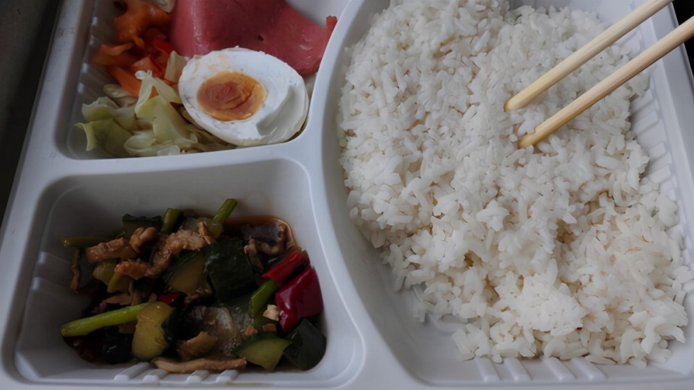 火车乘客几千人为何卖不掉几十份盒饭真的如此么你咋看