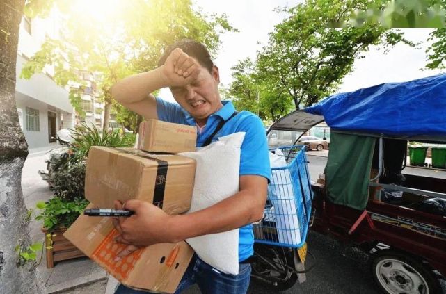 快递包裹上出现恶心人的三个字收件人不是商家所为另有其人