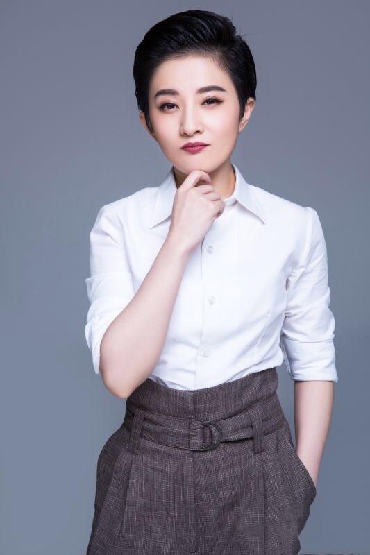 40岁金铭脸怎么了,下巴处凹陷有明显小坑,曾因短发被嫌老气