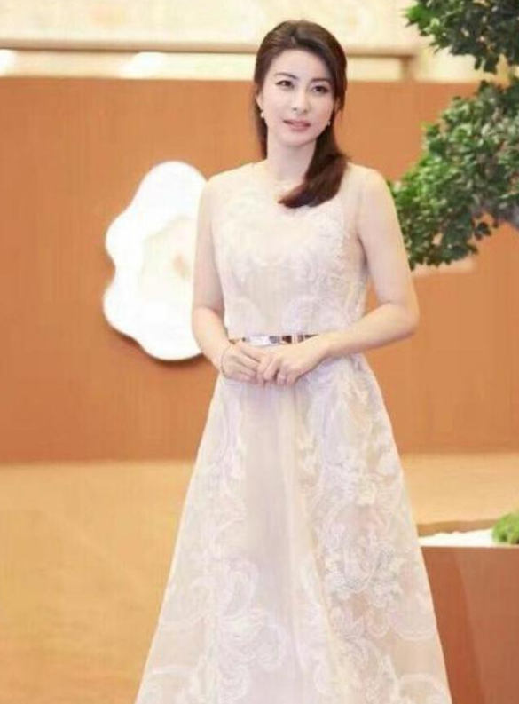 郭晶晶气质十足,稍微打扮一下不输女明星,身穿旗袍奢华大气_腾讯新闻