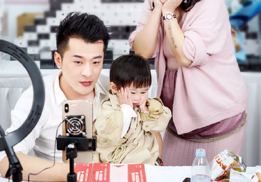 辛巴母亲为儿子澄清否认对方花4亿买别墅称只是为了公司接待