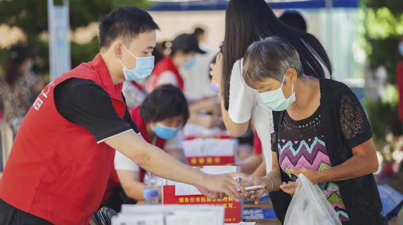 哪里有需要哪里就有红马甲深圳宝安志愿者抗疫一线的点滴记录