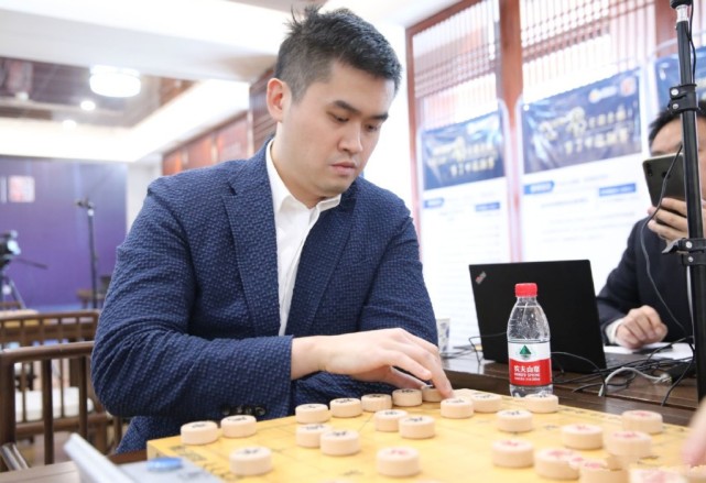 看他简介网友直言老凡尔赛|象棋|王天一|快手|北京大学