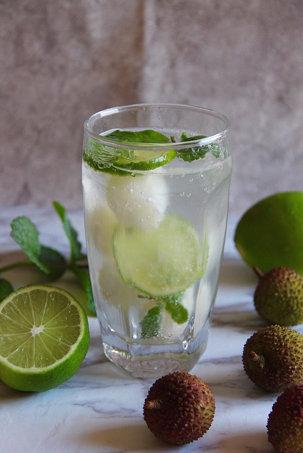 1分钟教你用当季的荔枝,自制夏日神仙饮品,冰爽鲜甜的荔枝蜜饮