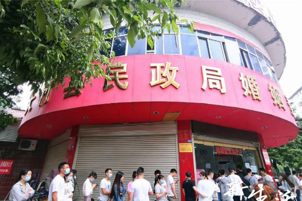 高考结束后,民政局门口成"人群聚集地",得知原因心酸不已