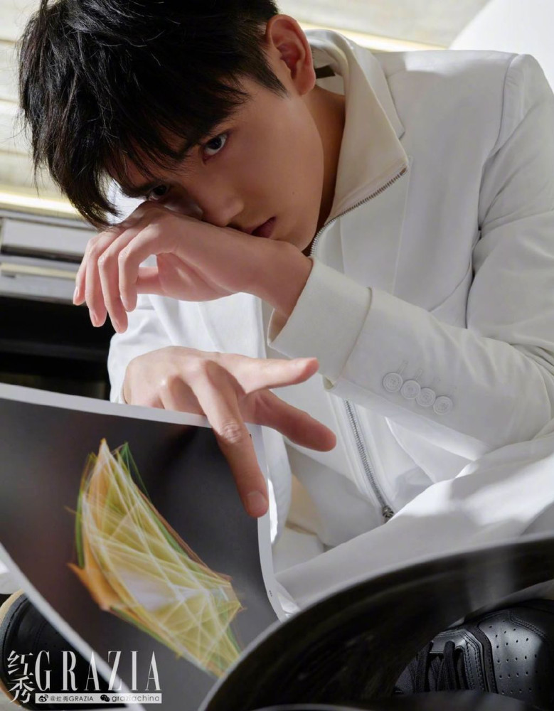 陈飞宇夏日狂想曲大片发布 明朗少年独享悠闲时光_腾讯新闻