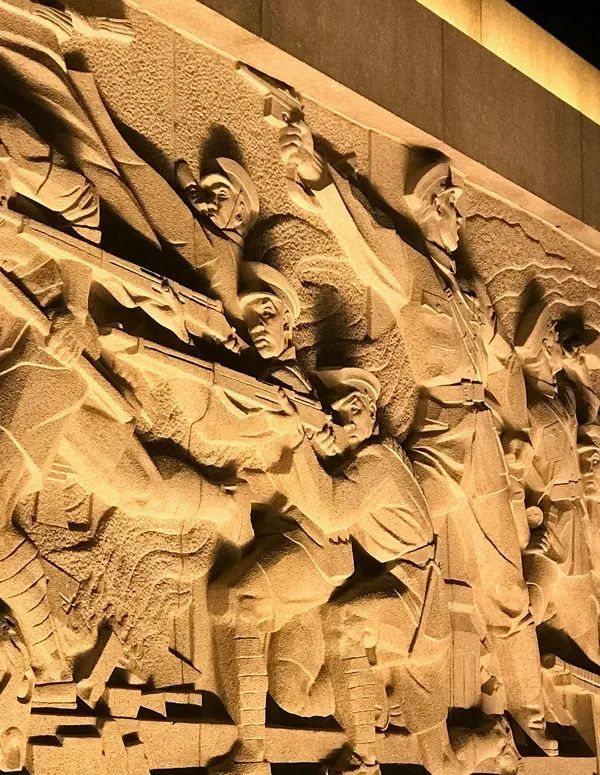 建党百年正青春追寻最绚烂的红于危难中奋起在硝烟中走向胜利