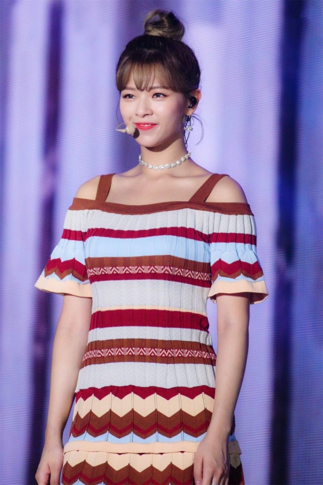 看来粉丝对于jeongyeon的身体状态都是非常担心的,特别是看到她痛苦的