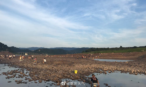 重慶氣溫逐漸抬頭市民江邊戲水納涼