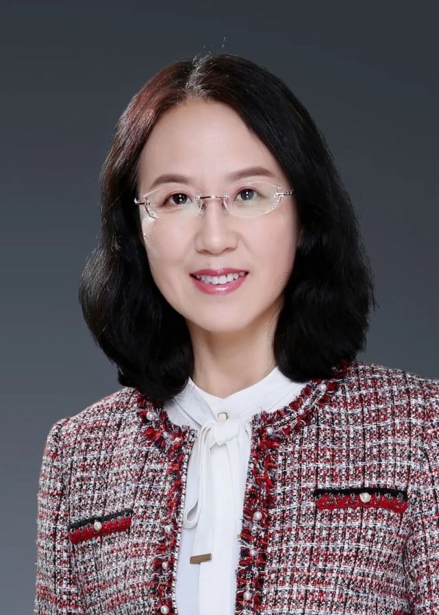 平实的镜头,记录了海淀区教师进修学校常务副校长,正高级教师申军红