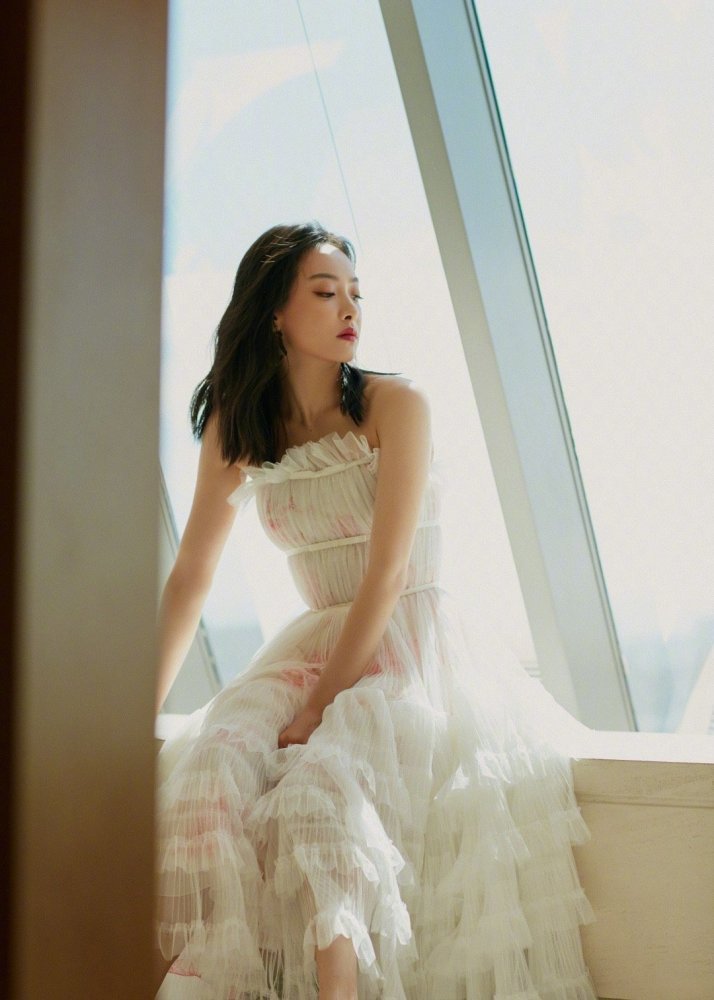 宋茜白色纱裙造型梦幻网纱突显身姿轻盈优雅