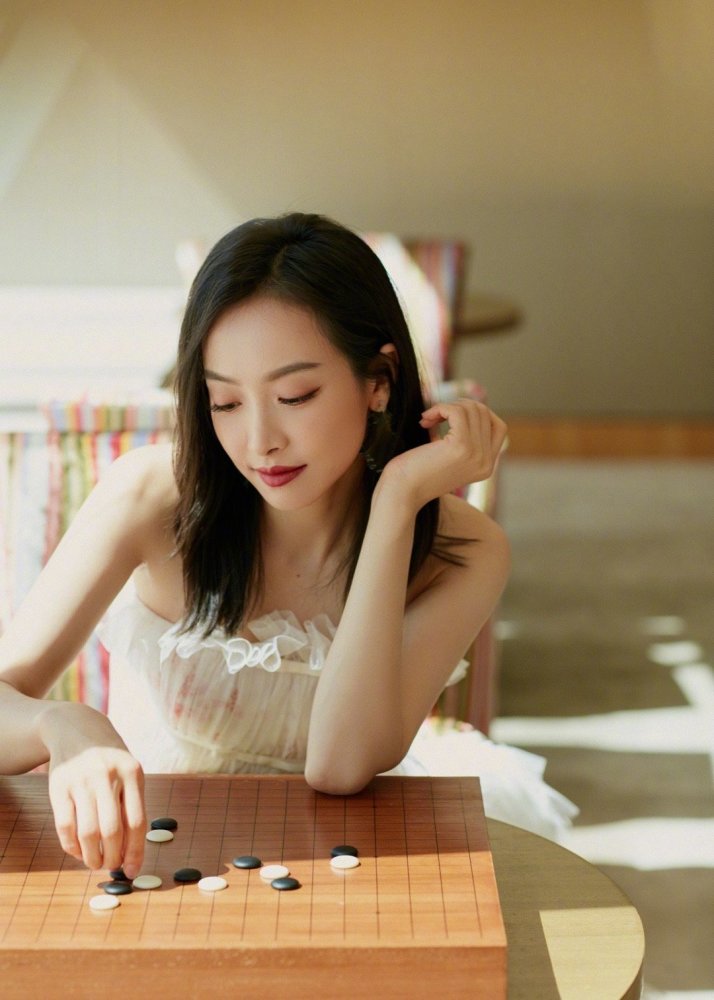 宋茜白色纱裙造型梦幻网纱突显身姿轻盈优雅