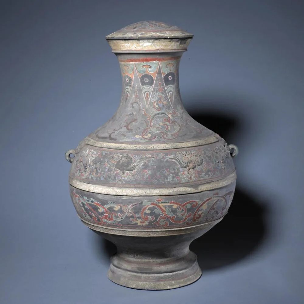 今天给大家介绍,汉代文物《凸雕龙凤纹彩绘陶壶》,通高64厘米,口径21