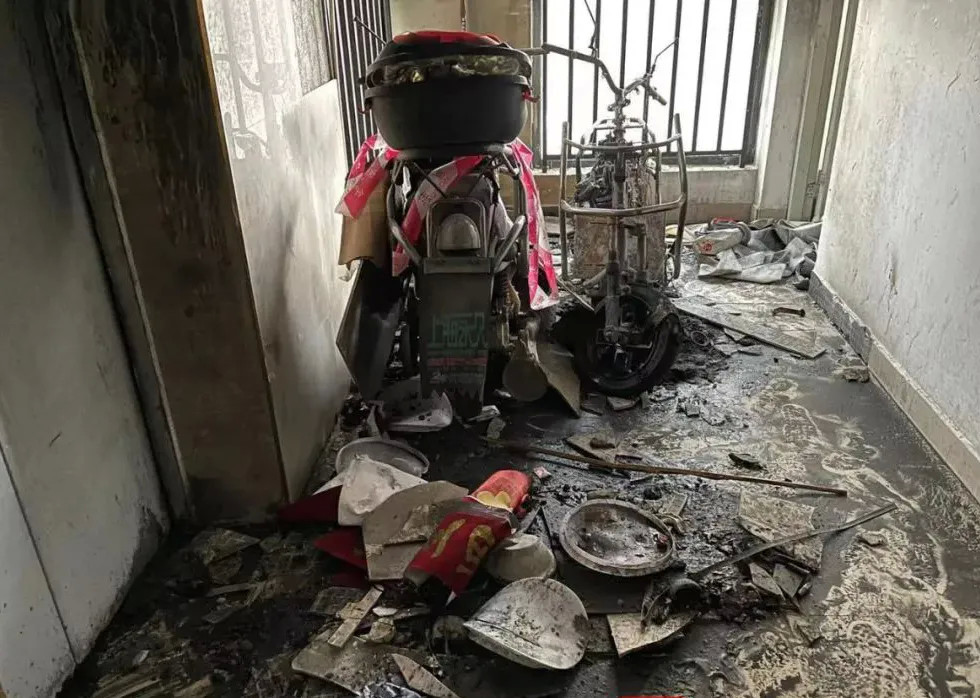福建福州一小区15层楼道起火,2辆电动车被烧得只剩车架