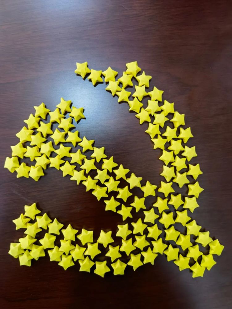 衢江消防纯手工制作五千颗星星巨幅党旗展板献礼建党100周年