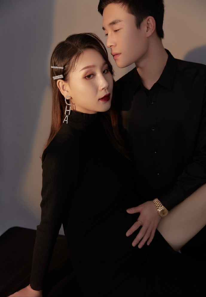 肖书妍晒的第三张图是她购买小型录音笔的截图,配上第四张的通话记录