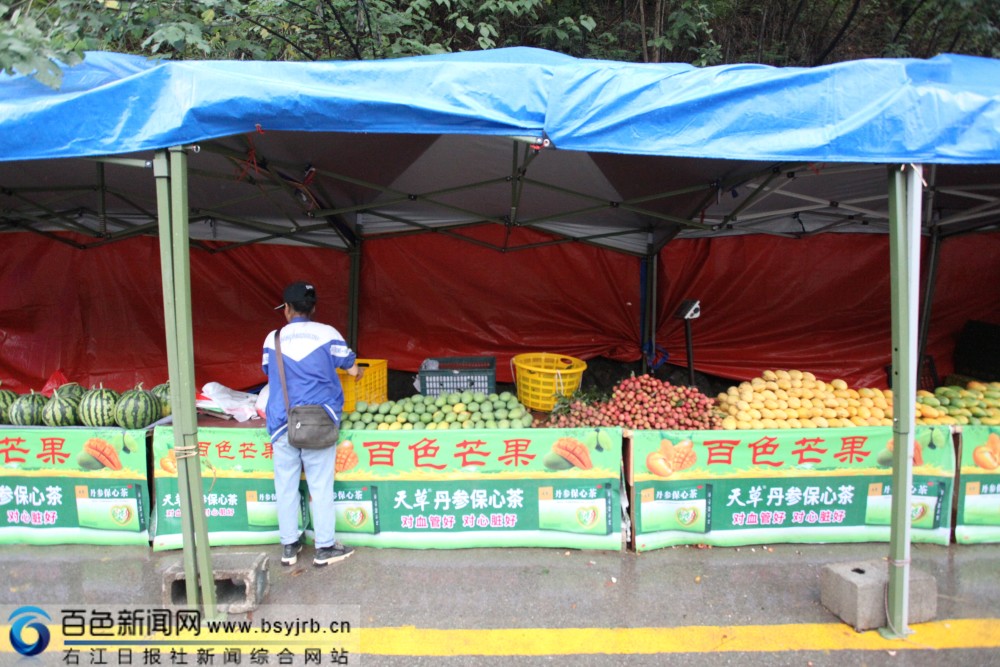 右江区采取五定措施规范开放60个临时水果摊点