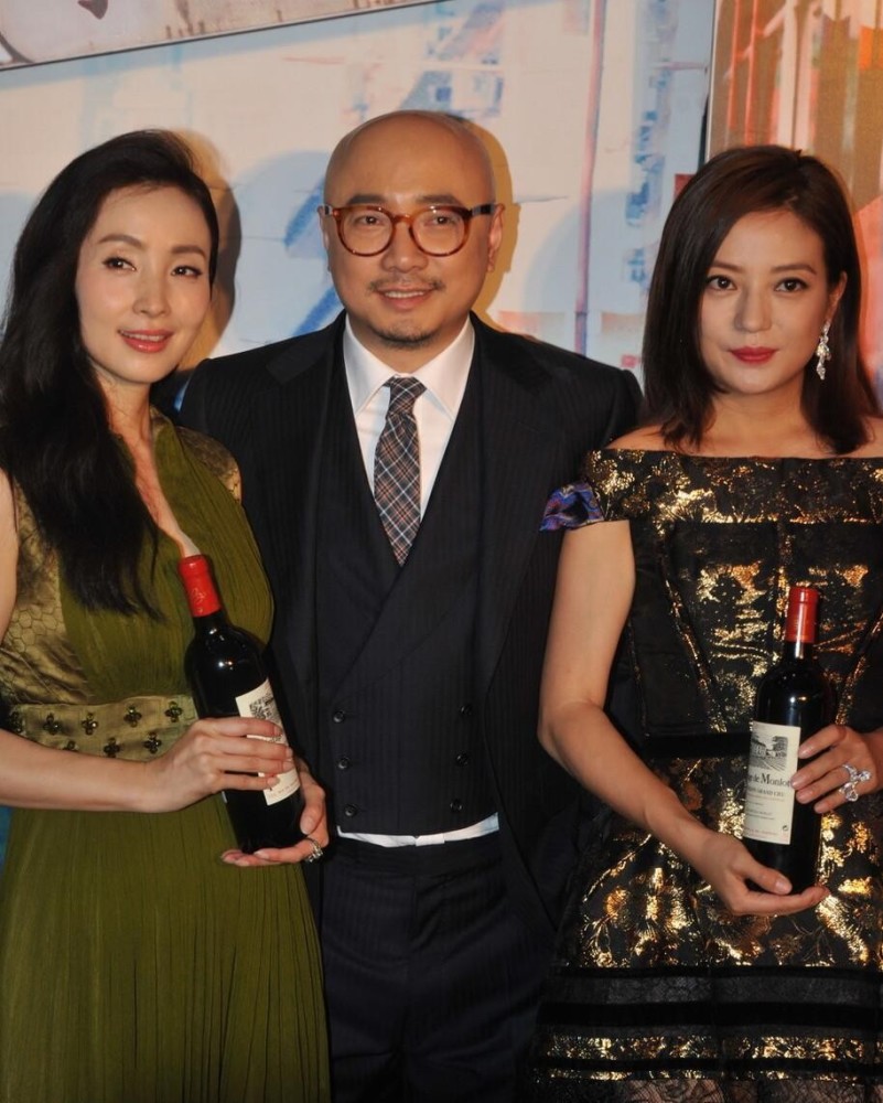 赵薇穿沙漏裙看着略显魁梧但和陶虹同框气场不相上下真美