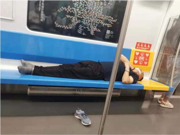 北京一男子地铁脱鞋霸座睡觉几站后鞋不见了网友鞋看不下去自己下车了