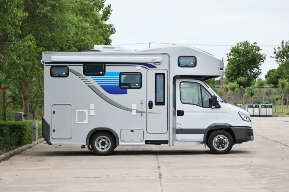 适合三胎家庭的房车,3张床可住5人,标配9.6度电220升水箱