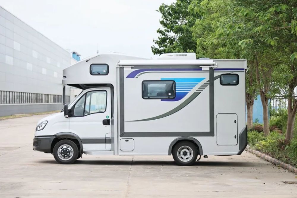 适合三胎家庭的房车,3张床可住5人,标配9.6度电220升水箱