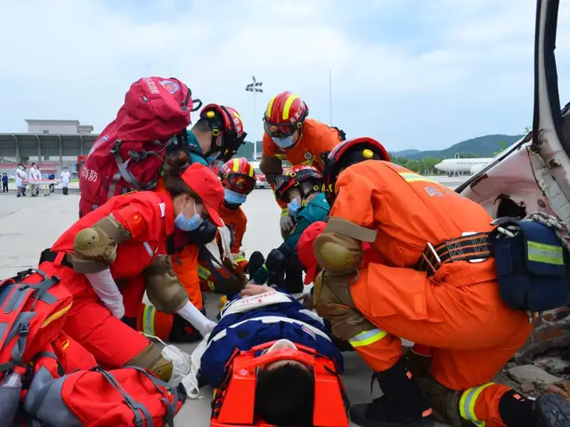 应急救护阶段中,省红十字医院(森工总院)专业医护人员在现场安全区域