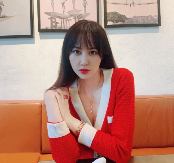 现在的翁炜炜颜值变化很大,下巴变尖了,鼻子也尖了,看着像是换了一个